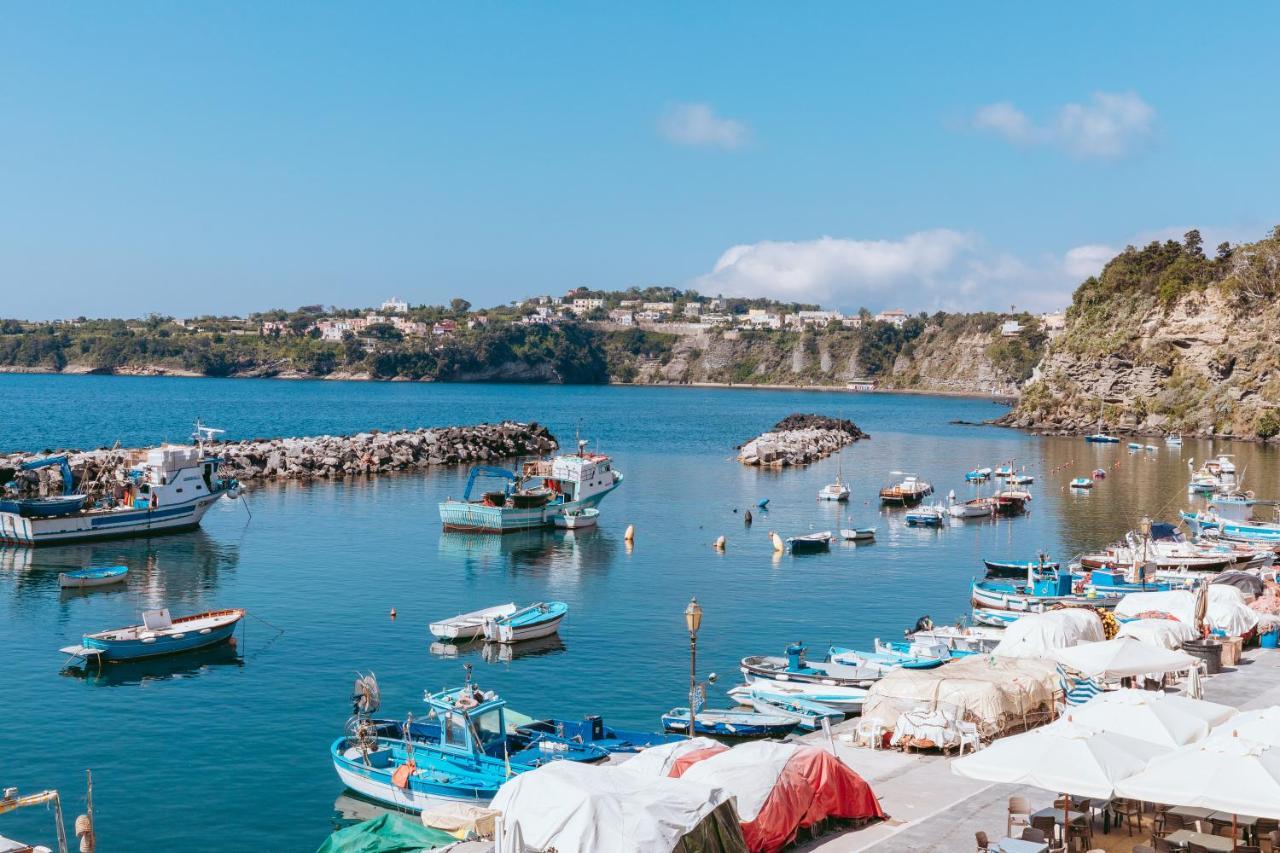 De Lamartine A Marina Di Corricella Procida Exterior foto